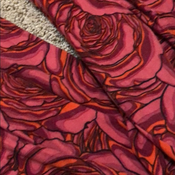 Lularoe leggings Roses - Picture 2 of 4
